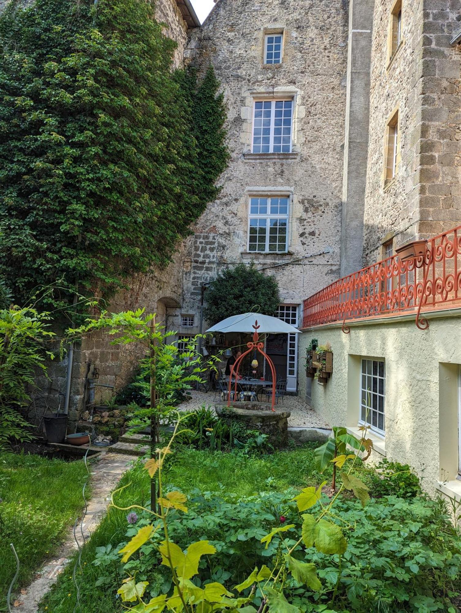 Manoir Des Arts Bed & Breakfast Confolens Exterior photo